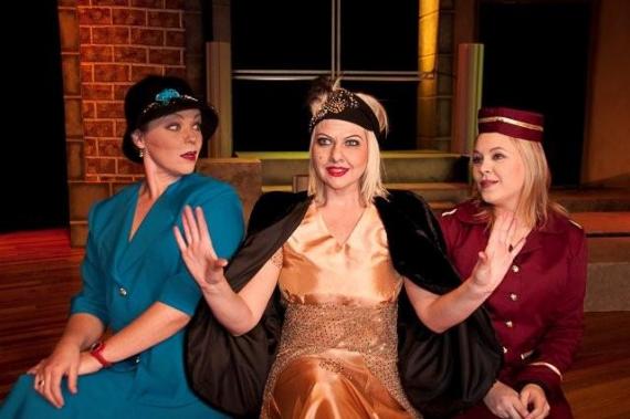 Die voormalige diva, Dorreen (Adri Brits), vertel passievol van die goeie ou dae - Stasioner 2009